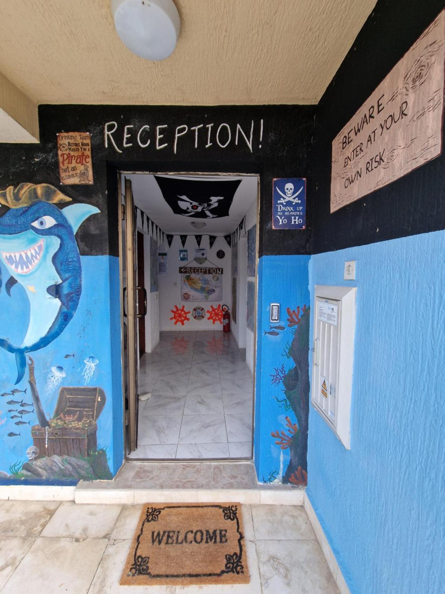 הוסטל אולסינץ' Pirate Backpackers מראה חיצוני תמונה