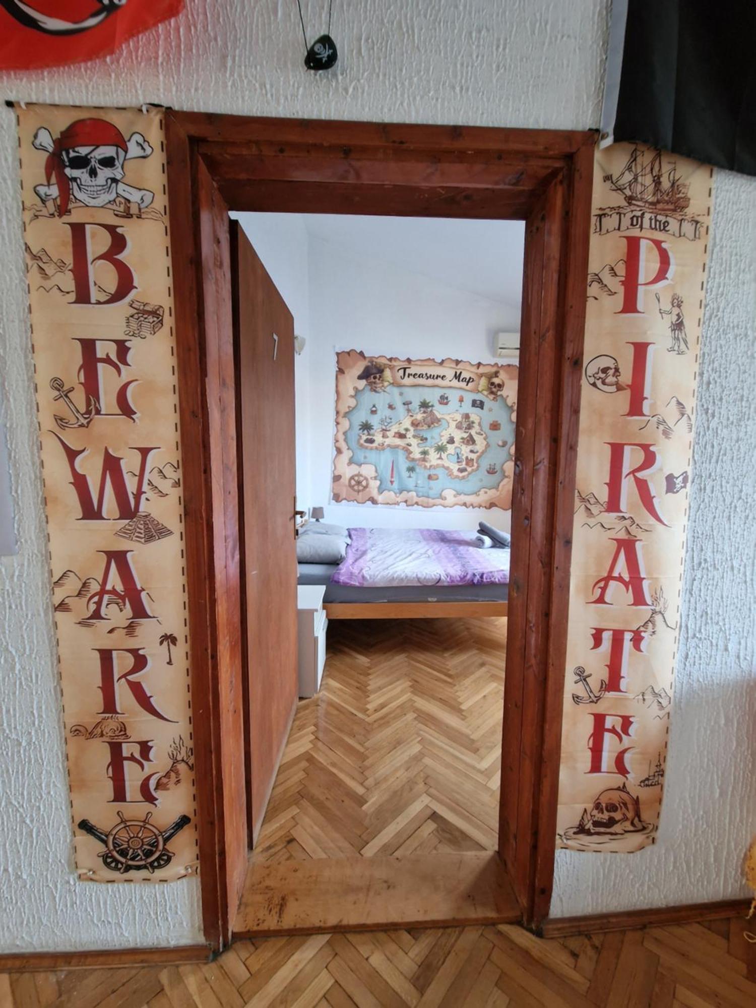 הוסטל אולסינץ' Pirate Backpackers מראה חיצוני תמונה